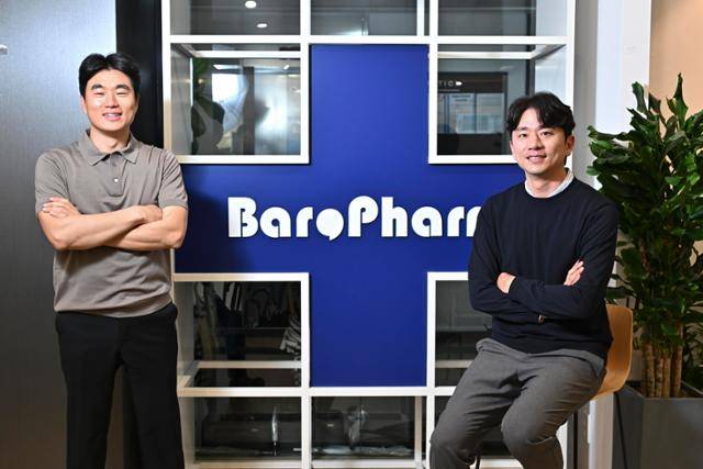 바로팜을 창업한 김슬기(오른쪽) 대표와 신경도 부대표가 17일 서울 강남구 역삼로 사무실에서 국내 최초로 선보인 약국의 약품 주문 통합 서비스 '바로팜'에 대해 설명하고 있다. 바로팜은 전체 약국의 약 90%가 사용하면서 약사들의 필수 서비스가 됐다. 정다빈 기자