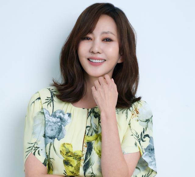 배우 김남주가 남편 김승우와의 보금자리인 도심 속 럭셔리 전원 주택을 공개한다. (주)102 제공