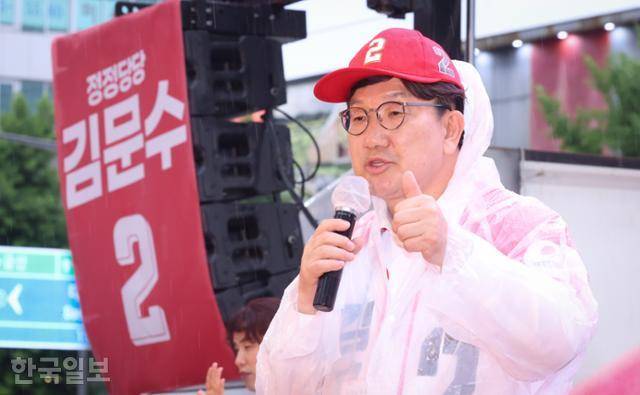 권성동 국민의힘 원내대표가 16일 대전 중구 으능정이문화의거리에서 시민들에게 인사하고 있다. 대전=하상윤 기자