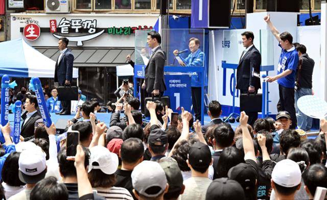 더불어민주당 이재명 대선 후보가 21일 인천 남동구 구월동 로데오광장에서 지지를 호소하고 있다. 고영권 기자