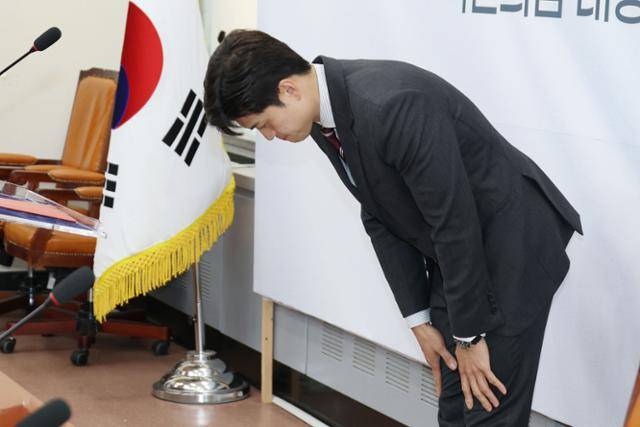 김용태 국민의힘 비상대책위원장이 21일 오후 서울 여의도 국회에서 가진 기자회견에 앞서 인사하고 있다. 뉴스1