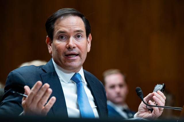 마코 루비오 미국 국무장관이 20일 워싱턴 덕슨 연방 상원의원 회관에서 열린 상원 외교위원회 청문회에 출석해 질문에 대답하고 있다. 워싱턴=UPI 연합뉴스