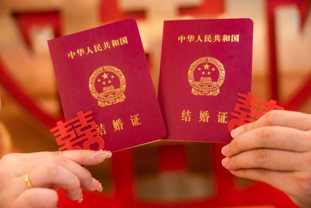중국의 신혼부부는 각 지방 정부 민정국 결혼등기소에서 혼인신고를 한 뒤 빨간 수첩 형태의 혼인증을 받는다. 즈보쓰촨롄멍 캡처