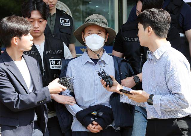 '시흥 살인사건'의 피의자 차철남이 21일 오전 구속 전 피의자 심문(영장실질심사)을 위해 경기 시흥경찰서에서 수원지법 안산지원으로 압송되고 있다. 연합뉴스