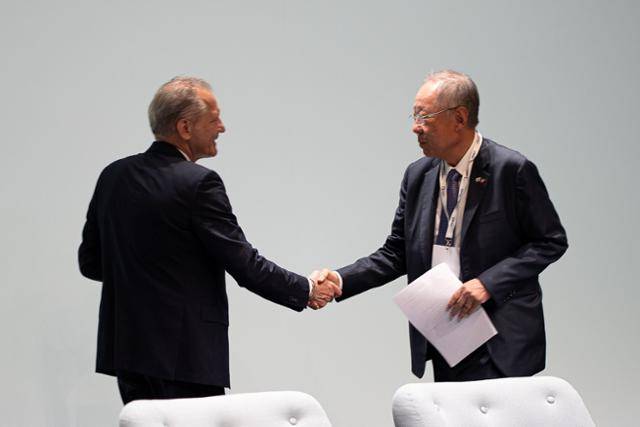 류진(오른쪽) 한국경제인협회 회장과 프랑수와 자코브 에어리퀴드 최고경영자(CEO)가 20일(현지시간) 프랑스 파리에서 열린 '제2차 한-프랑스 경제계 미래대화'에서 악수하고 있다. 한국경제인협회 제공