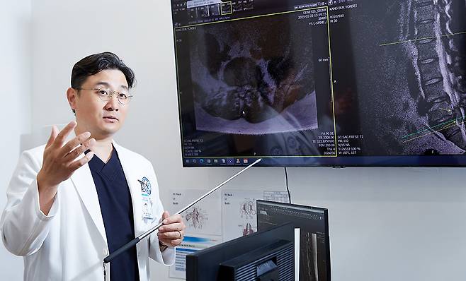강북연세병원 최일헌 병원장이 척추 내시경 수술의 장점을 설명하고 있다. /신지호 헬스조선 기자