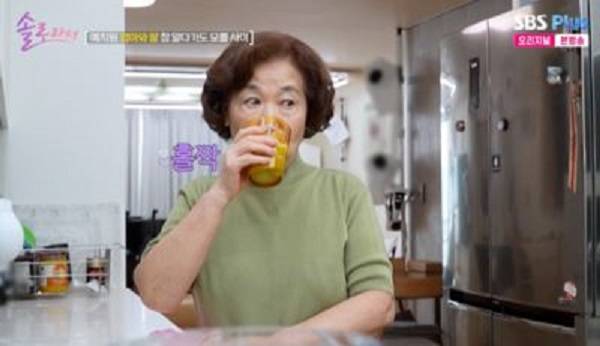 배우 예지원(52) 어머니의 초동안 미모가 공개돼 화제다./사진=SBS Plus 예능 프로그램 ‘솔로라서' 캡처