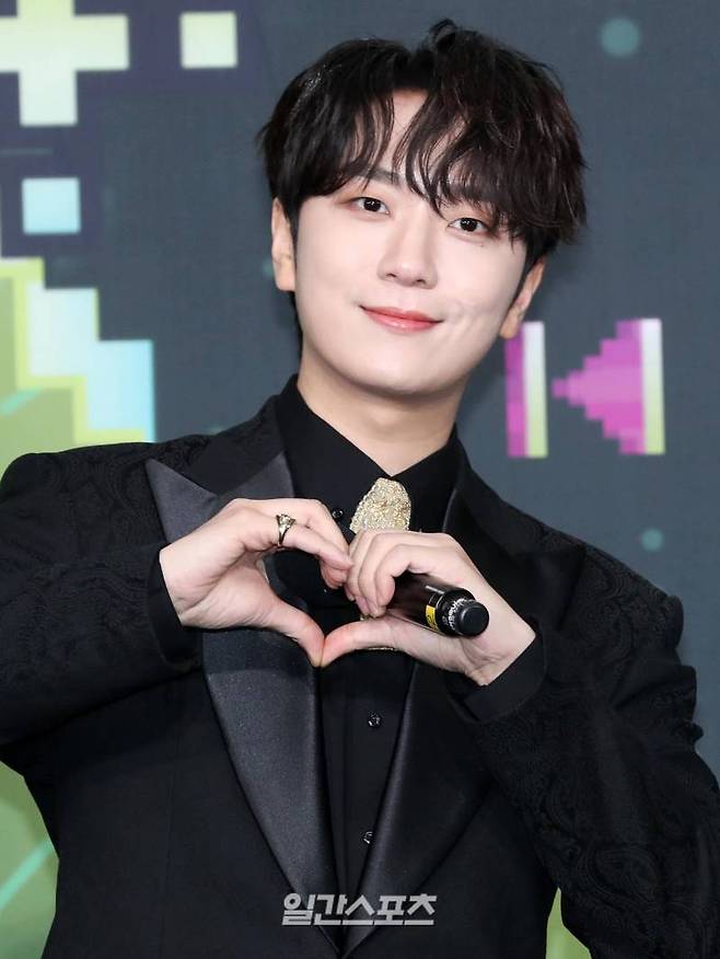 "그룹 포레스텔라 고우림이 16일 오후 서울 송파구 잠실종합운동장에서 진행된 '2022 KBS 가요대축제' 포토월 행사에 참석해 포즈를 취하고 있다. 서병수 기자 qudtn@edaily.co.kr /2022.12.16."