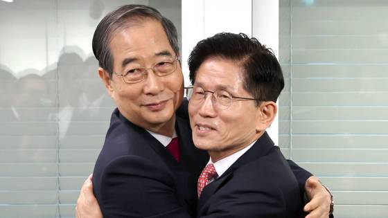 한덕수 전 총리의 국민의힘 대선 후보 무임승차 시도가 무산된 후인 지난 11일 김문수 후보(오른쪽)와 한 전 총리가 회동 후 포옹하고 있다. 국민의힘 지도부의 무리한 밀실 후보 교체 시도는 보수 가치는커녕 정당 민주주의의 기본마저 무너뜨린 막장극이었다. 중앙 포토