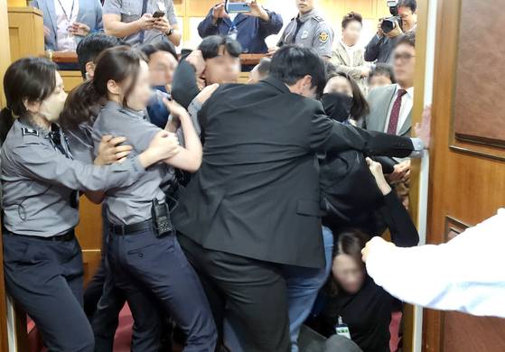 지난해 5월 2일 대구시의회 본회의장 입구에서 '대구시 박정희 대통령 기념사업에 관한 조례안'에 반발하는 박정희우상화사업반대 범시민운동본부 관계자와 시의회 청원경찰 등이 충돌하고 있다. 뉴스1