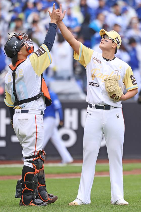 한화 김서현의 트레이드 마크인 승리 세리머니. 사진 한화 이글스