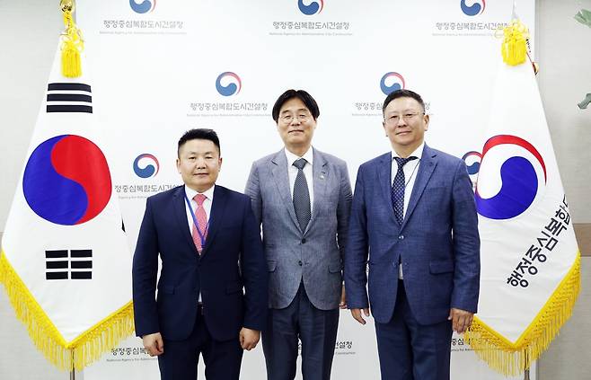 김형렬 행복청장(가운데)이 행복도시 우수사례 벤치마킹을 위해 행복청을 방문한 몽골 고위공무원단과 함께 기념촬영을 하고 있다, 행복청 제공