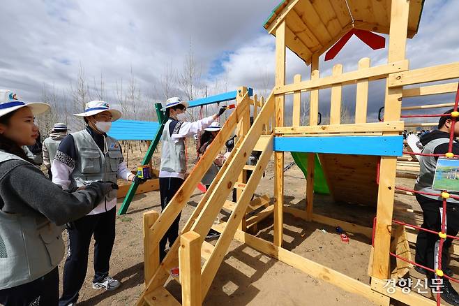 대한항공과 아시아나항공 임직원들이 지난 20일 몽골 울란바토르시 바가노르구에 위치한 대한항공 숲 내 어린이 놀이터를 단장하고 있다. 공항사진기자단