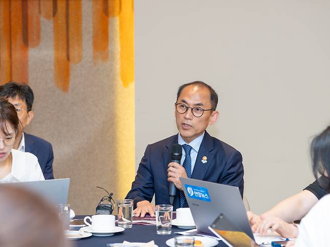 고학수 개인정보보호위원장이 21일 서울 중구 은행회관에서 열린 개인정보 정책포럼에서 취재진의 질문에 답하고 있다. 개인정보위 제공