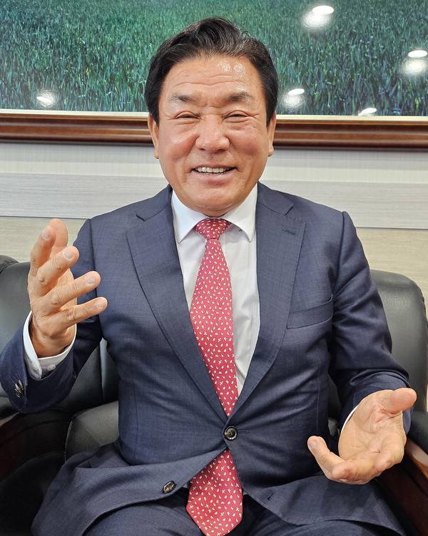 김영주 부산CC 이사장이 21일 골프장을 어떻게 이끌지 설명하고 있다.