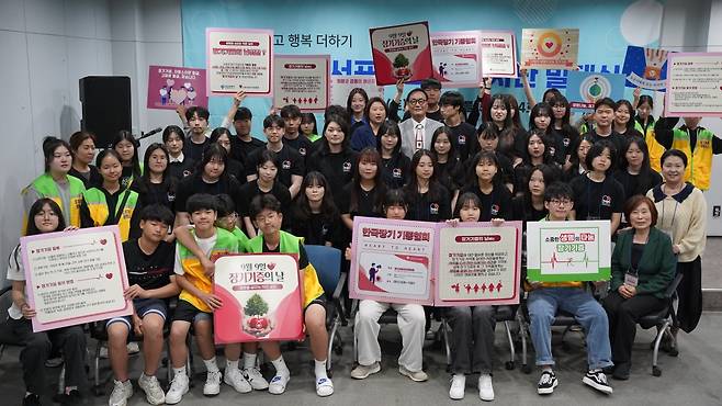 지난 17일 부산역 유라시아 플랫폼 104호에서 국립장기조직혈액관리원과 (사)한국장기기증협회가 공동 주최한 ‘2025 생명나눔 캠페인 및 장기기증 서포터즈 발대식’이 열렸다. 행사를 마친 뒤 강치영(세 번째 줄 가운데) 장기기증협회장과 서포터즈들이 단체 기념촬영을 하고 있다.