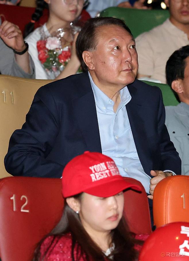 윤석열 전 대통령이 21일 오전 서울 메가박스 동대문에서 영화 ‘부정선거, 신의 작품인가’ 관람을 하고 있다.