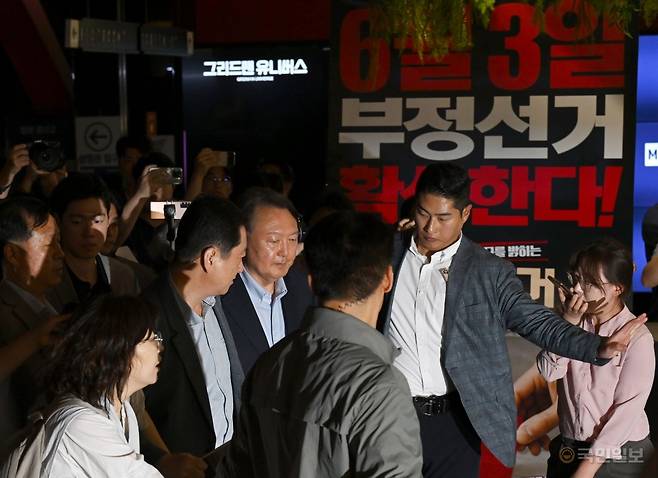 윤석열 전 대통령이 21일 서울 메가박스 동대문에서 이영돈 PD가 제작한 다큐멘터리 영화 '부정선거, 신의 작품인가'를 관람을 마치고 이동하고 있다.