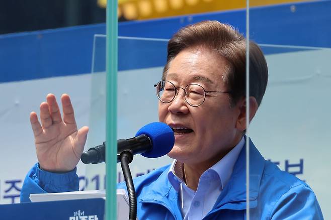 이재명 더불어민주당 대선 후보가 21일 인천광역시 남동구 구월 로데오광장에서 열린 유세에서 시민들에게 지지를 호소하고 있다. 연합뉴스