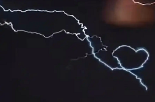 중국에서 발생한 하트 모양의 번개. 웨이보