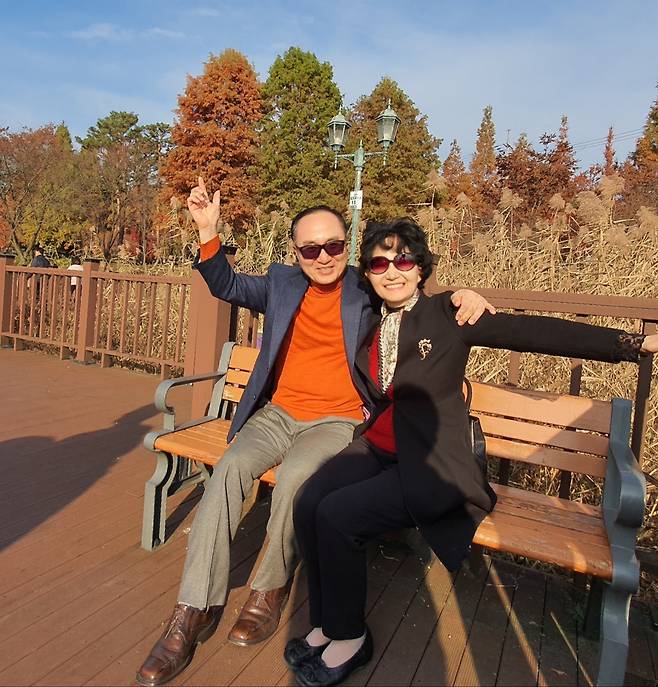 경기 성남 율동공원 산책 중 최은평 (왼쪽) 장로와 성연숙 권사