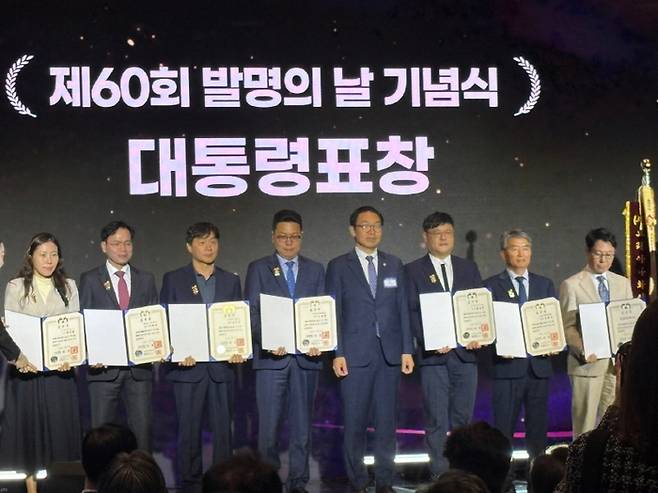 < 김선건 텔러스 대표(왼쪽 세번째)가 표창을 받은 뒤 기념 촬영을 하고 있다 / 사진 제공 : 텔러스 >