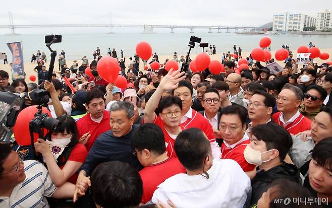 (부산=뉴스1) 윤일지 기자 = 한동훈 전 국민의힘 대표가 20일 오후 부산 수영구 광안리해수욕장에서 김문수 국민의힘 대통령 후보 지원 유세를 하고 있다. 2025.5.20/뉴스1 Copyright (C) 뉴스1. All rights reserved. 무단 전재 및 재배포, AI학습 이용 금지. /사진=(부산=뉴스1) 윤일지 기자