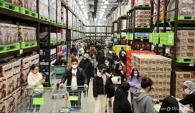 14일 오전 서울 강서구 트레이더스 홀 세일 클럽(이하 트레이더스) 마곡점을 찾은 고객들이 물건을 고르고 있다. 2025.2.14/뉴스1 Copyright (C) 뉴스1. All rights reserved. 무단 전재 및 재배포, AI학습 이용 금지.