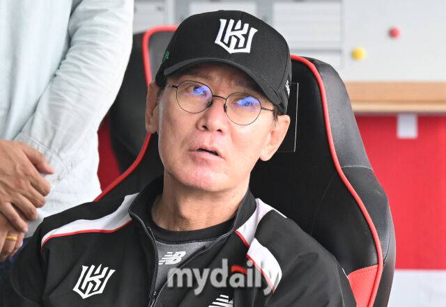 20일 오후 경기도 수원시 조원동 수원kt위즈파크에서 진행된 '2025 프로야구 KBO리그' kt위즈와 KIA타이거즈의 경기. 기아 이강철 감독이 경기전 훈련에서 인터뷰를 갖고 있다./수원=송일섭 기자 andlyu@mydaily.co.kr