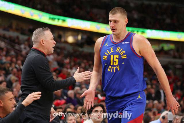 마이클 말론과 니콜라 요키치. /게티이미지코리아