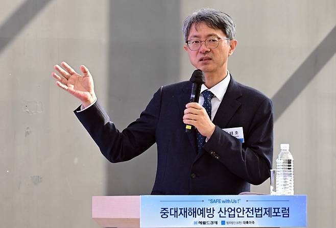 헤럴드경제와 법무법인 대륙아주가 공동주최하는 중대재해예방 산업안전법제포럼 5월 초청강연이 21일 오전 서울 중구 앰배서더 서울 풀만 호텔에서 열린 가운데 최태호 고용노동부 산재예방감독정책관이 연사로 참석해 강연을 하고 있다. 이상섭 기자