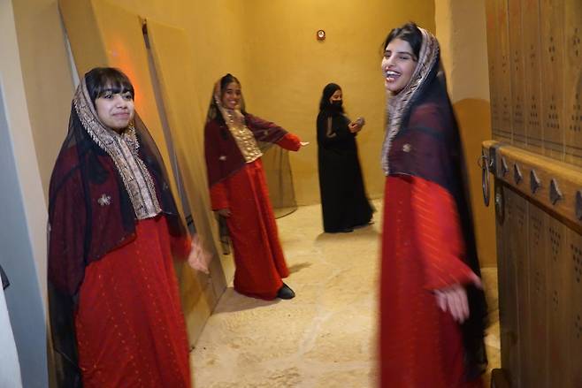 손님을 환대하는 디리야 민속촌 사람들