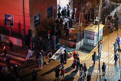 윤 대통령 구속...지지자들 서부지법 침입해 난동 (서울=연합뉴스) 서대연 기자 = 내란 우두머리 혐의를 받는 윤석열 대통령의 구속영장이 발부된 19일 오전 서울 마포구 서울서부지방법원 후문에서 윤 대통령 지지자들이 경내로 진입하고 있다. 이들은 이날 오전 3시께 윤 대통령 구속영장 발부 소식이 전해지자 극도로 흥분해 법원 후문에서 경찰 저지를 뚫었다. 2025.1.19 dwise@yna.co.kr