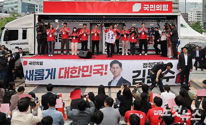 김문수 국민의힘 대선 후보가 19일 오전 서울 중구 청계광장에서 열린 "청년이 바라는 대한민국" 정책공약에 참석해 인사하고 있다. 황진환 기자