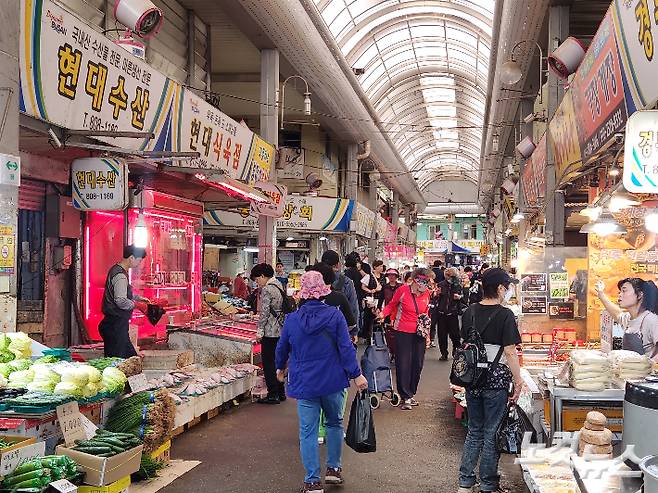 6.3 조기대선을 앞두고 부산 부산진구 부전시장에서 시민들이 장을 보고 있다. 정혜린 기자