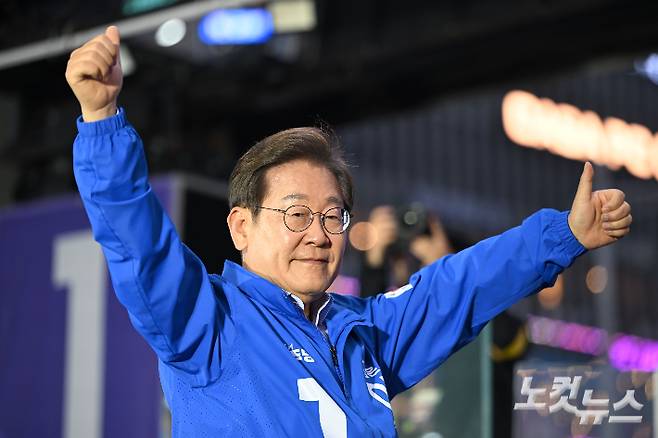 이재명 더불어민주당 대선후보가 20일 경기도 김포 구래역 일대에 설치된 유세차량에서 시민들을 향해 인사하고 있다. 김포=류영주 기자