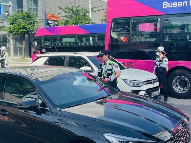 부산 기장군의 한 도로에서 출근길 음주 단속이 진행되고 있다. 부산 기장경찰서 제공