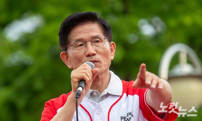 김문수 국민의힘 대통령 후보가 21일 경기 동두천시 지핵역 광장에서 열린 집중 유세에서 지지를 호소하고 있다. 황지환 기자