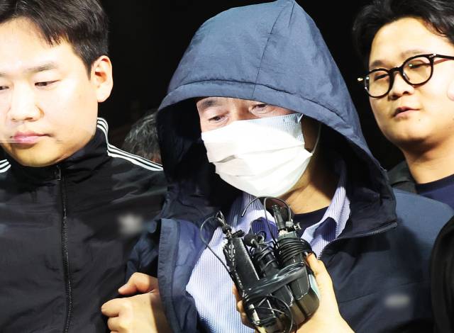 ▲시흥 흉기사건의 용의자인 차철남이 19일 경찰에 긴급체포돼 경기 시흥경찰서로 압송되고 있다. 차철남은 이달 시흥시 정왕동 소재 자기 집 등에서 2명을 살해하고, 이날 인근의 편의점 주인과 자기집 건물주 등 2명을 흉기로 찔러 다치게 한 혐의를 받고 있다. ⓒ연합뉴스