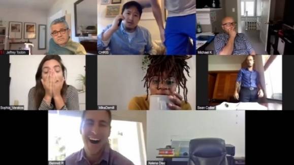 유명 변호사이며 스타 작가인 제프리 투빈(왼쪽 위)이 갑자기 이상한 행동을 하자 함께 ‘ZOOM’ 화상회의를 하던 ‘뉴요커’와 ‘WNYC’ 라디오 직원들이 기겁을 하고 있다. ZOOM 동영상 캡처