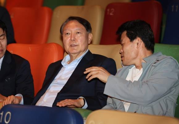 전한길 씨와 대화하는 윤석열 전 대통령 - 윤석열 전 대통령이 21일 오전 서울 중구 메가박스 동대문점에서 다큐멘터리 영화 ‘부정선거, 신의 작품인가’를 관람하기 앞서 전직 한국사 강사 전한길씨와 대화하고 있다. 2025.05.21. 뉴시스