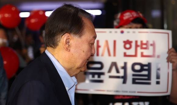 윤석열, 부정선거 주장 다큐 영화 관람 - 윤석열 전 대통령이 21일 서울 메가박스 동대문에서 이영돈 PD가 제작한 다큐멘터리 영화 ‘부정선거, 신의 작품인가’를 관람하기 위해 상영관으로 향하고 있다. 2025.5.21 연합뉴스