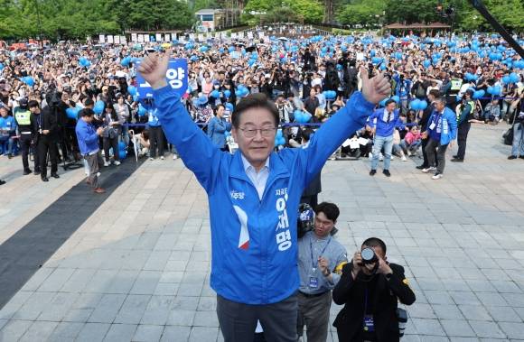 더불어민주당 이재명 대선 후보가 20일 경기 고양 일산문화광장에서 열린 집중유세에서 시민들을 향해 엄지를 들어 보이고 있다. 2025.5.20. 연합뉴스