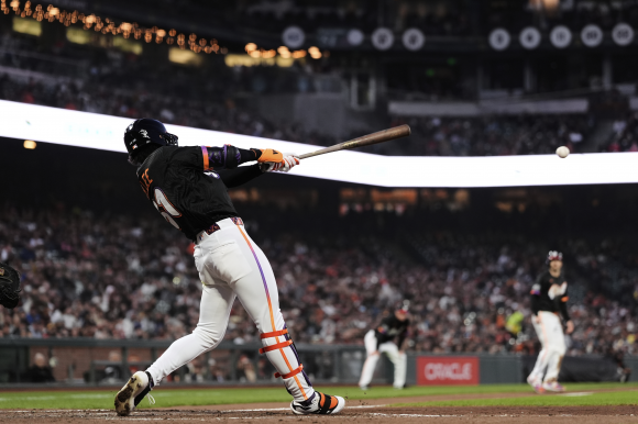 이정후가 21일(한국시간) 미국 캘리포니아주 샌프란시스코 오러클 파크에서 열린 캔자스시티 로열스와 경기에서 5회 1타점 적시타를 때려내고 있다. 샌프란시스코 AP 연합뉴스