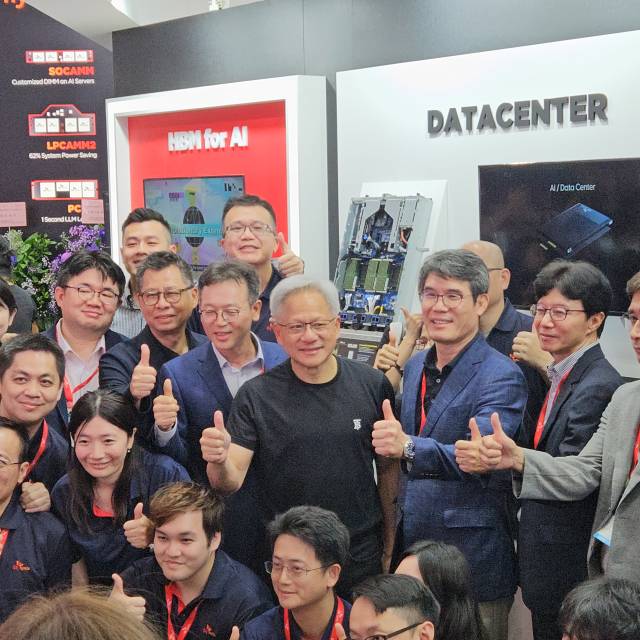 20일 대만 타이페이에서 열린 아시아 최대 정보기술 전시회 ‘컴퓨텍스 2025’에서 젠슨 황 엔비디아 최고경영자가 SK하이닉스 부스를 방문해 SK하이닉스 임직원들과 기념사진을 찍고 있다.타이페이=허진기자