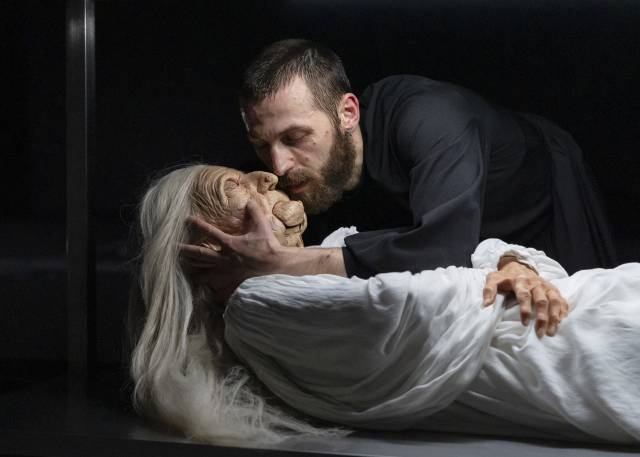 17일 서울 역삼동 GS아트센터 로비에서 열린 마르코스 모라우의 '죽음의 무도' 공연 모습. 사진 제공=GS아트센터