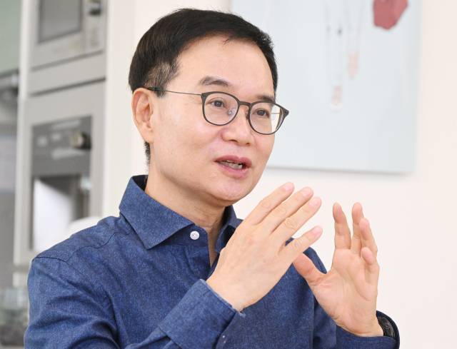 권도균 프라이머 대표가 이달 9일 서울 강남구의 프라이머 사옥에서 진행된 서울경제신문과의 인터뷰에서 ‘돈을 어떻게 사회에 남겨야 하는가’를 주제로 이야기하고 있다. 오승현 기자