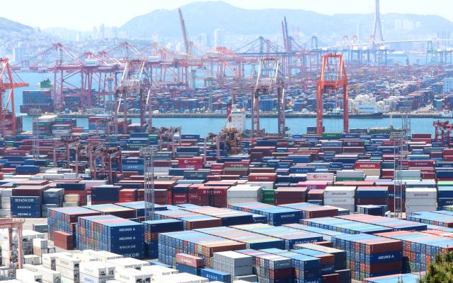 부산항에 컨테이너가 쌓여 있다. 연합뉴스