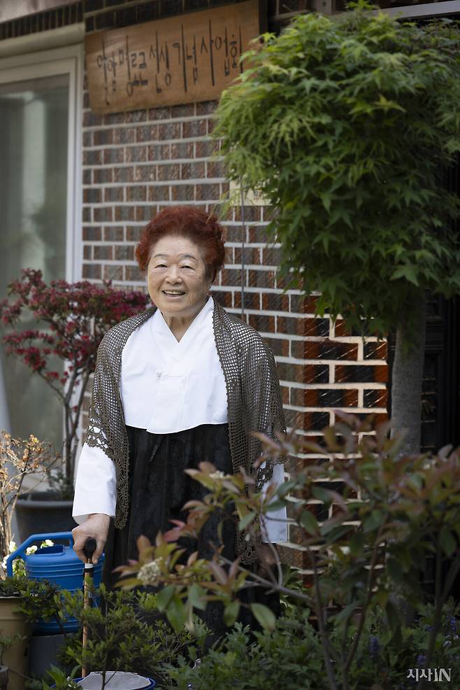 안성례씨는 광주민주화운동 진상규명을 위해 투쟁하는 엄마들의 ‘대모’였다. 안씨가 4월29일 오월어머니 집 마당에 서있다. ⓒ시사IN 이명익