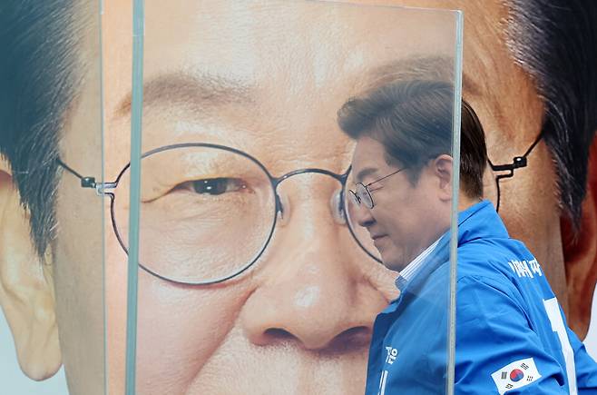 이재명 더불어민주당 대선 후보가 5월20일 경기 고양시 일산문화광장에서 열린 집중유세에서 연설하기 위해 방탄 유리막이 설치된 연단으로 이동하고 있다. ⓒ공동취재